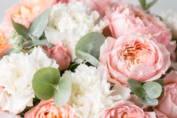 Strauß gemischter Blumen in Glasvase. Nahaufnahme — Stockfoto