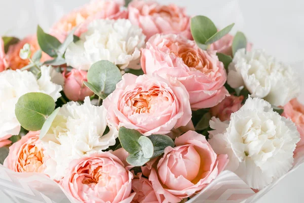 Cam vazoda karışık çiçekli buket. yakın çekim