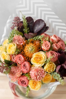 Gri bir arka plan üzerinde çiçek kompozisyon. Düğün ve şenlikli dekor. Buket bahar çiçekleri gelen. portre