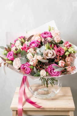 güzel ahşap masa üzerinde bir vazo içine karışık çiçekli buket