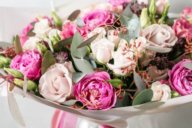 güzel ahşap masa üzerinde bir vazo içine karışık çiçekli buket