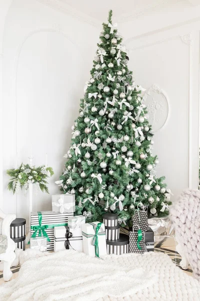 Apartamento de lujo decorado para Navidad. Árbol de Navidad con regalos debajo en la sala de estar — Foto de Stock