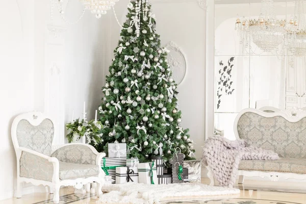 Apartamento de lujo decorado para Navidad. Árbol de Navidad con regalos debajo en la sala de estar — Foto de Stock