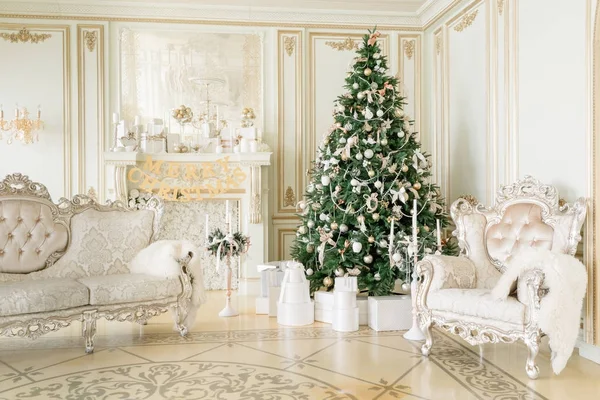 Luxury apartment decorated for christmas. Xmas tree with presents underneath in living room — Stock Photo, Image