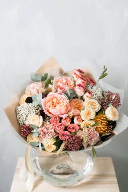 ahşap masa üzerinde bir vazo içine karışık çiçekli güzel buket. kopya alanı