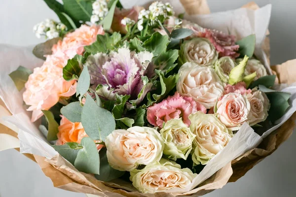 Bel mazzo di fiori misti in un vaso su tavolo di legno — Foto Stock
