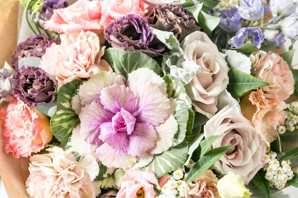 Красивый букет смешанных цветов в вазу на деревянном столе. копировальное пространство — стоковое фото