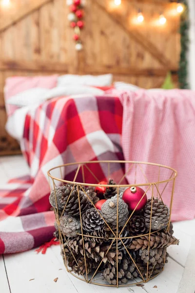 Decorações de Natal em cesta e pinhas no chão de perto . — Fotografia de Stock