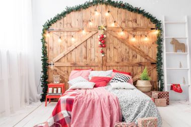 Xmas sabah yatak odasında. Çift Kişilik Yatak Noel iç ahşap duvar arka plan üzerinde