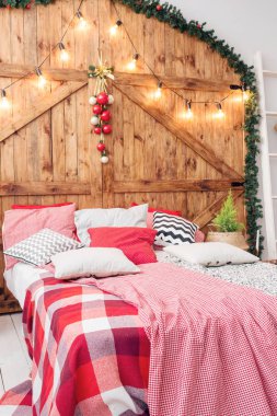 Xmas sabah yatak odasında. Çift Kişilik Yatak Noel iç ahşap duvar arka plan üzerinde
