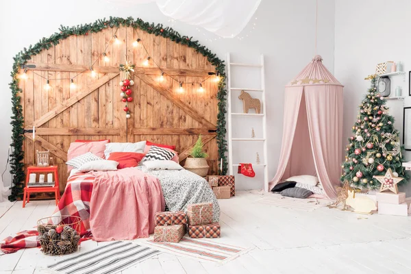 Navidad en el dormitorio de la mañana. Cama doble en Navidad Interior sobre fondo de pared de madera —  Fotos de Stock