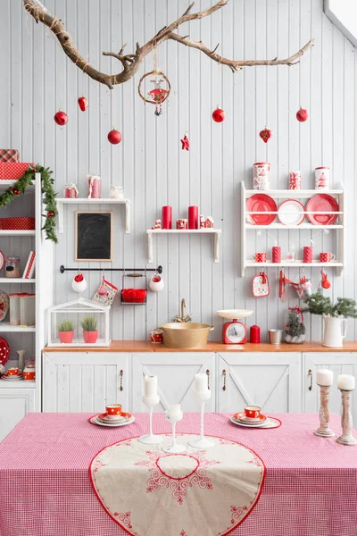 Interieur licht grijze keuken en rode kerst decor. Voorbereiding van de lunch thuis op het concept van de keuken. — Stockfoto