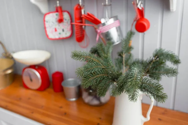 Hyllor med rätter. Interiör ljus grå kök och röd inredning till jul. Förbereder lunch hemma på begreppet kök. — Stockfoto