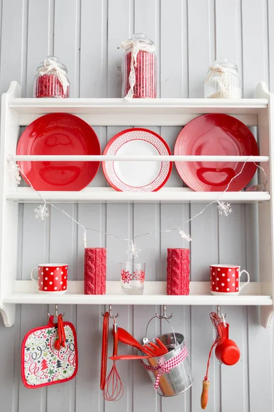 Police s jídly. Interiérové světlo šedé kuchyň a červené vánoční výzdoba. Příprava oběd doma na koncept kuchyně. — Stock fotografie