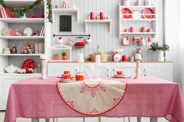 Interiör ljus grå kök och röd inredning till jul. Förbereder lunch hemma på begreppet kök. Fokusera på tabell — Stockfoto
