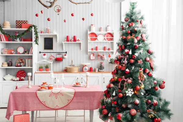 Interiör ljus grå kök och röd inredning till jul. Förbereder lunch hemma på begreppet kök. — Stockfoto