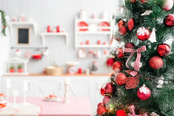 Belső fény szürke konyha és piros karácsonyi dekorációval. Ebéd otthon a konyhában koncepció előkészítése. — Stock Fotó