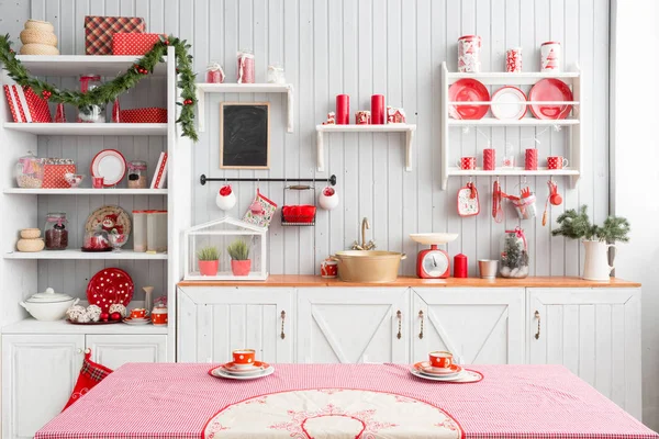 Interiör ljus grå kök och röd inredning till jul. Förbereder lunch hemma på begreppet kök. — Stockfoto