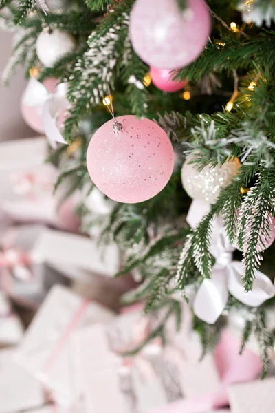 Karácsonyfa díszített, játékokkal, ezüst és pink színben. Azt látjuk, a léggömbök és világítás, izzó, füzér. — Stock Fotó