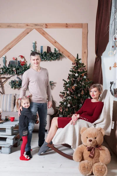 Portrét mladé přátelská rodina na Štědrý den při pohledu na fotoaparát. Otec, matka a dcera — Stock fotografie