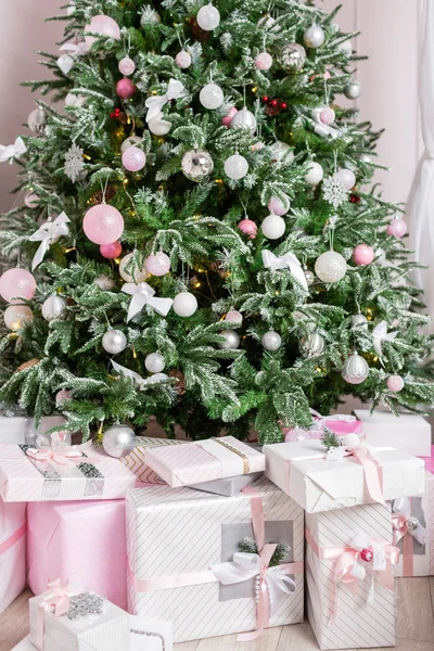 Karácsonyi ajándékok a fa alatt. Koncepció újév ünnepe háttér. — Stock Fotó