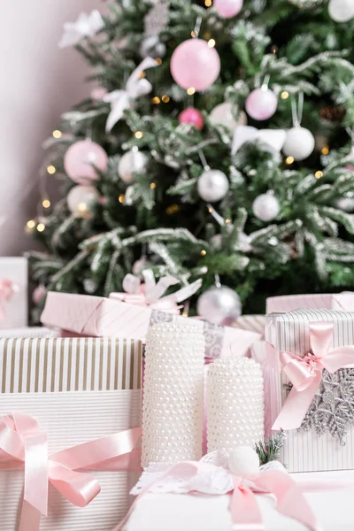 Noel hediyeleri ağacın altında. Kavram yeni yıl kutlama arka plan. — Stok fotoğraf