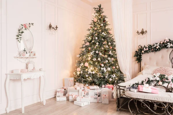 Hadiah Natal di bawah pohon. Konsep Latar Belakang perayaan Tahun Baru . — Stok Foto