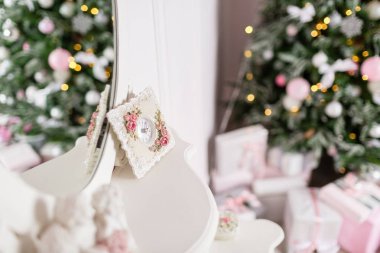 aynada yansıması. Gümüş ve pembe renkli oyuncaklar Noel ağacı süslenmiş.
