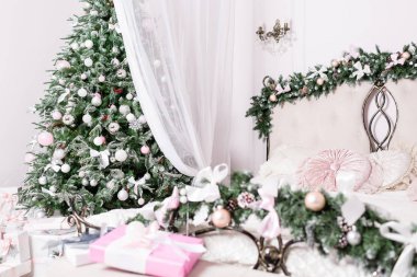 Rahat Noel ev iç. ağacına odaklan. Yılbaşı Dekorasyonu. parlak yatak odası büyük Çift Kişilik Yatak ile.