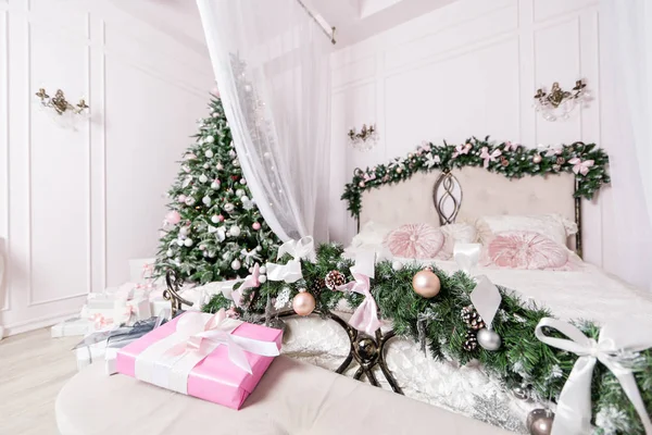 Aconchegante casa de Natal interior. Decoração de ano novo. quarto luminoso com cama de casal grande . — Fotografia de Stock