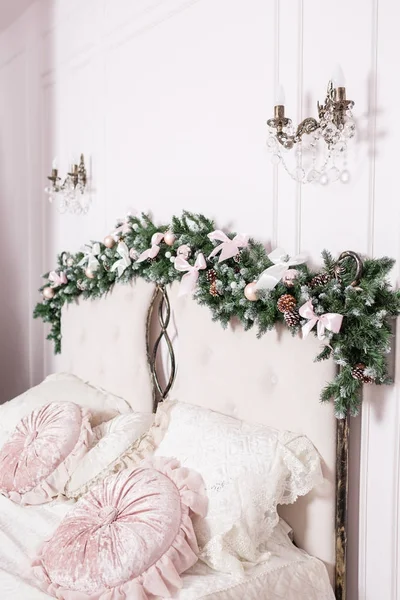 Cozy χριστουγεννιάτικο σπίτι εσωτερικό. Το νέο έτος διακόσμηση. δωμάτιο φωτεινό υπνοδωμάτιο με μεγάλο διπλό κρεβάτι. — Φωτογραφία Αρχείου
