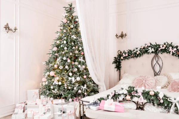 Przytulne wnętrze domu Bożego Narodzenia. Nowy rok ozdoba. jasny pokój z dużym łóżkiem podwójnym. — Zdjęcie stockowe