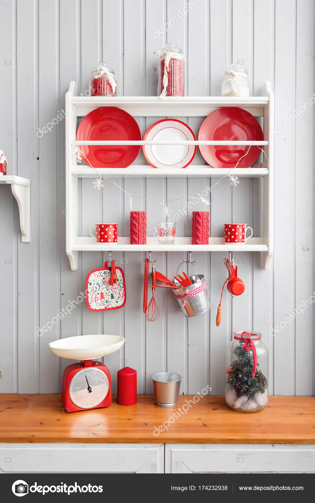 étagères Avec Des Plats Intérieur Cuisine Gris Clair Et