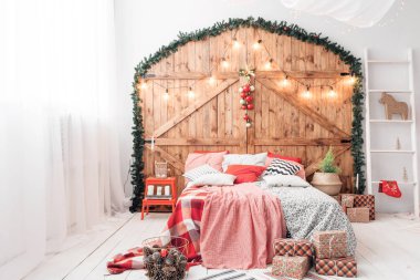 Xmas sabah yatak odasında. Çift Kişilik Yatak Noel iç ahşap duvar arka plan üzerinde