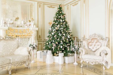 Lüks daire Noel için dekore edilmiştir. Xmas ağacı ile altında oturma odasında sunar