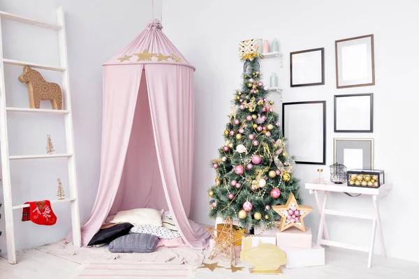 Hovel preparado para crianças. Bela decoração de Ano Novo do quarto de crianças Casa de Natal . — Fotografia de Stock