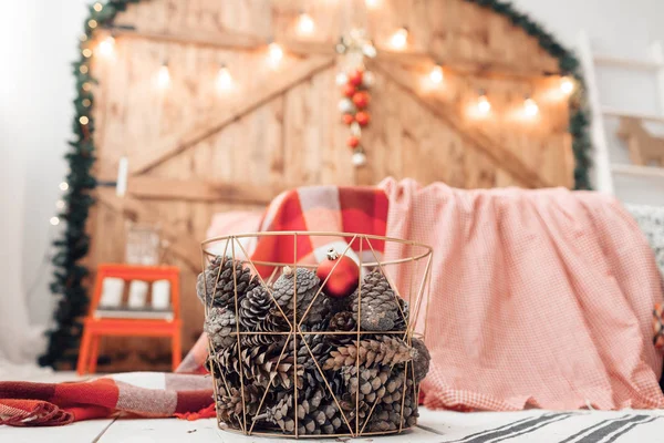 Decorações de Natal em cesta e pinhas no chão de perto . — Fotografia de Stock