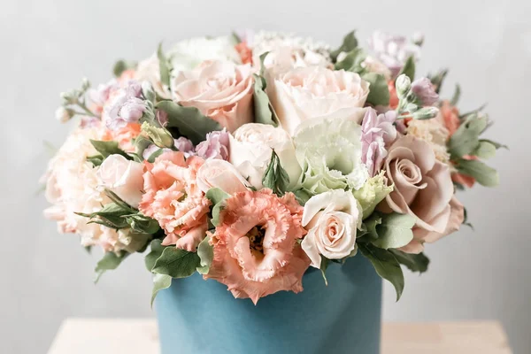 Luxury bouquets of mix flowers in the hat box. vintage color — Stock Photo, Image