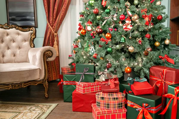 Куча рождественских подарков крупным планом под елкой. красный и зеленый подарки — стоковое фото