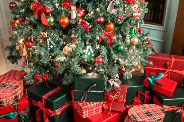 Halom karácsonyi ajándékok közelről a karácsonyfa alatt. piros és zöld bemutatja — Stock Fotó