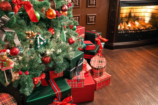 Pila de regalos de Navidad primer plano bajo el árbol de Navidad. regalos rojos y verdes —  Fotos de Stock