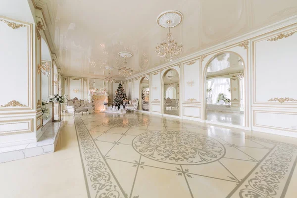 Weihnachtsmorgen. Luxus-Appartements mit weißem Kamin. — Stockfoto