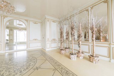 Noel sabahı. Beyaz bir şömine ile lüks klasik daire.