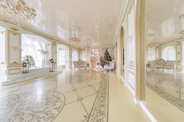 Christmas morning. luxury classic apartments with a white fireplace. — Stock Photo, Image