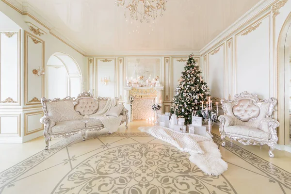 Christmas morning. luxury classic apartments with a white fireplace. — Stock Photo, Image