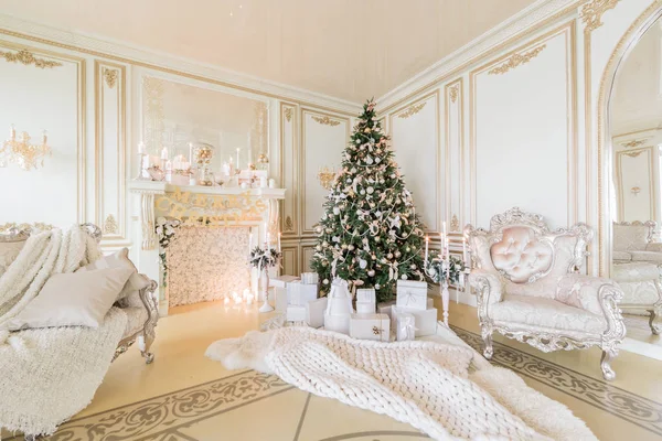 Mañana de Navidad. apartamentos clásicos de lujo con chimenea blanca . — Foto de Stock