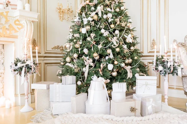 Regalos bajo el árbol de Navidad en la sala de estar. Vacaciones familiares Año Nuevo en casa — Foto de Stock