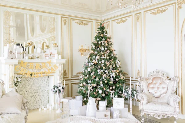 Juldagens morgon. klassiska lägenheter med en vit spis. — Stockfoto