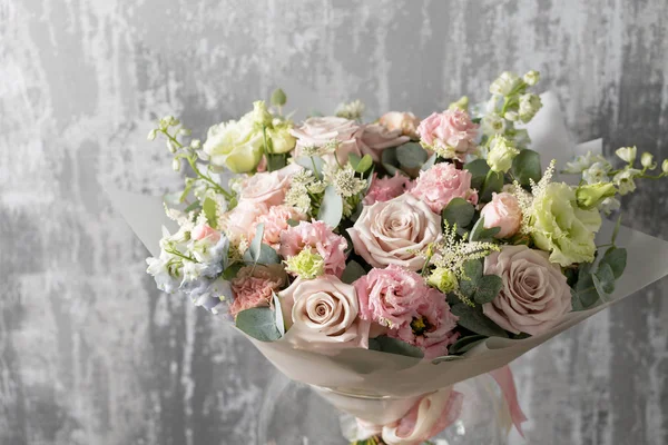 Красивый букет смешанных цветов в вазу на деревянном столе. копировальное пространство — стоковое фото