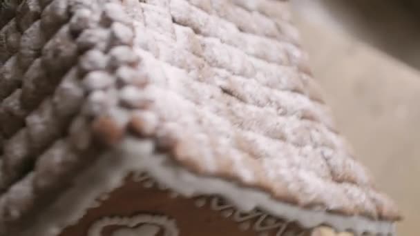 Hausgemachte Lebkuchen Haus Szene auf warmen Bokeh Hintergrund — Stockvideo